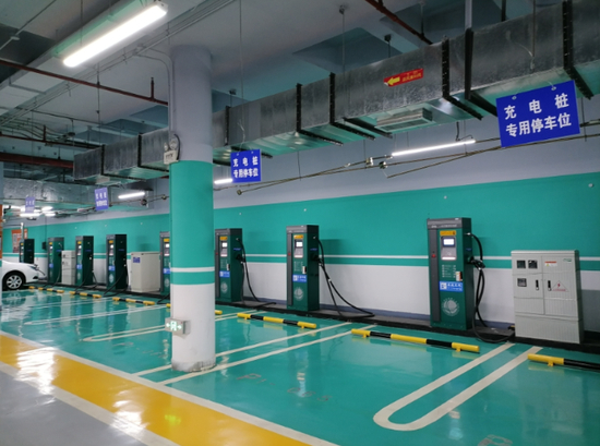  北京西站地下停车场里，电动车充电车位上有明显标识
