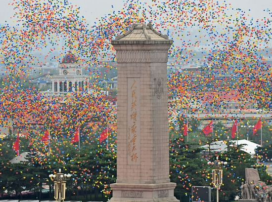 7月1日上午，庆祝中国共产党成立100周年大会在北京天安门广场隆重举行。这是庆祝大会现场放飞气球。新华社记者 李响 摄