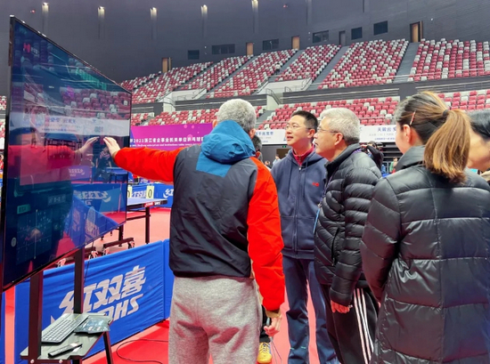 省体育局领导、选手和观众观看一录MVP的数据大屏