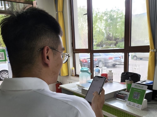  一位鄂尔多斯市民使用“多多评·码上生活”平台进行支付。（受访者供图）