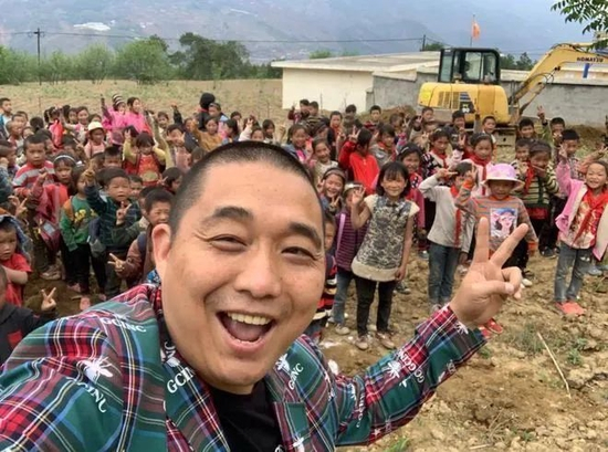 　张晓林生前与学生们合影。