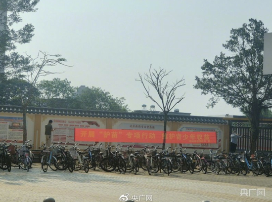 海南临高思源实验学校门口悬挂的“护苗”专项行动横幅（央广网见习记者 符雄助 摄）