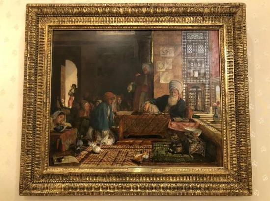 △《时政新闻眼》发现一幅19世纪英国东方主义画家约翰·弗雷德里克·刘易斯的油画《一家土耳其学校在开罗的近处》。（央视记者马亚阳拍摄）