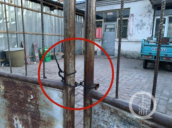  △3月3日，死者王磊家大门已用一根线丝捆绑，房间门也上了锁。摄影/记者张莹