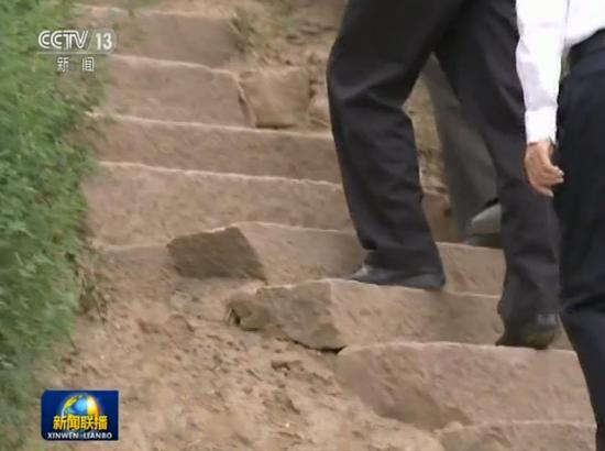  △习近平一行走在赵家洼村。