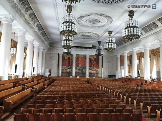 　　△1957年11月17日，就是在莫斯科大学主楼二层的这个礼堂，毛泽东主席接见中国留苏学生代表并发表演讲。“世界是你们的，也是我们的，但是归根结底是你们的。”“你们青年人朝气蓬勃，正在兴旺时期，好像早晨八九点钟的太阳。”这些传诵至今的话，就是出自那次演讲。（莫斯科大学留学生邢博拍摄）