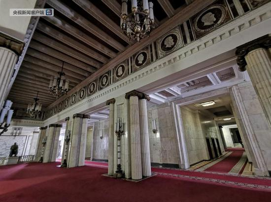 △在莫斯科大学礼堂外的回廊上方，陈列有对人类文明做出贡献的科学家和艺术家头像。