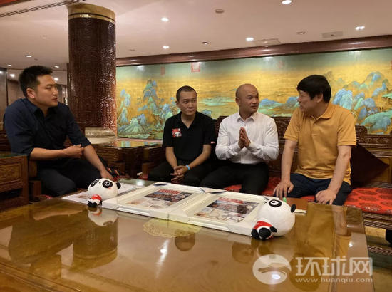 　　“光头警长”刘Sir（左三）与环球时报总编辑胡锡进（右）、环球网执行副总编辑刘洋（左一）、环球时报-环球网记者付国豪（左二）交流。