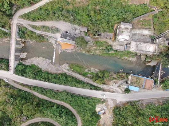  从左到右依次为铁桥村大桥、漫水桥、铁索桥