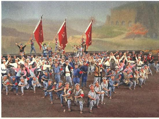 1964年10月，大型音乐舞蹈史诗《东方红》在人民大会堂首次公演，这是以红军长征为主题的《东方红》第三场《万水千山》。 （图片来源：新华社资料图片 侯波/摄）