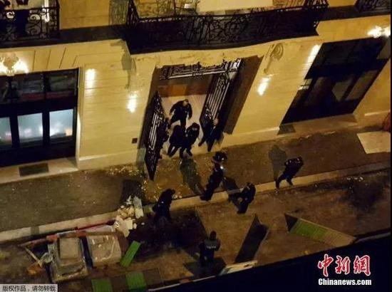  资料图：2018年1月10日，法国首都巴黎闹市地段发生一起持械抢劫案，多名蒙面劫匪从一家豪华酒店内劫走价值近450万欧元的珠宝。