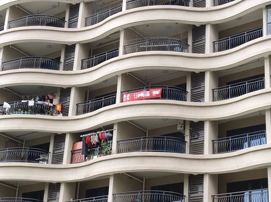 十里银滩挂牌急售的房源挂出了卖房横幅&nbsp;|&nbsp;每经记者 陈荣浩&nbsp;摄