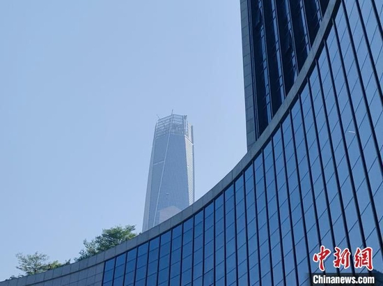 　资料图：蓝天下，东莞市中心的高楼。 王坚 摄