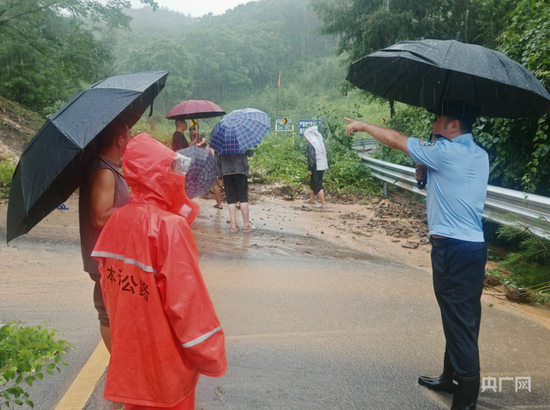 处置险情（央广网发 桓仁防指供图）