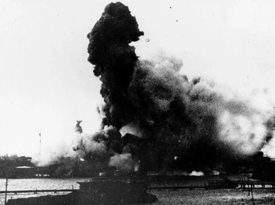 日本偷袭珍珠港击沉美军“亚利桑那”号战列舰画面