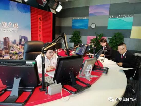 北京市人民检察院第二分院的检察官们在广播电台。图片由受访者提供