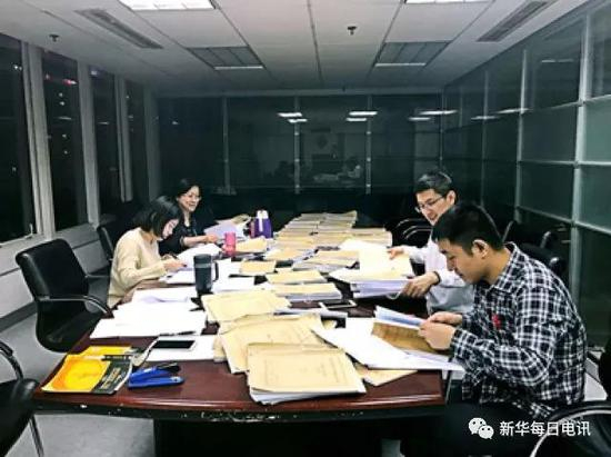 北京市人民检察院第二分院的检察官们在夜晚加班照片。图片由受访者提供