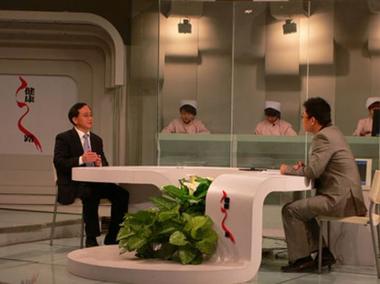 ▲李勇杰教授在《健康之路》栏目做科普宣传。