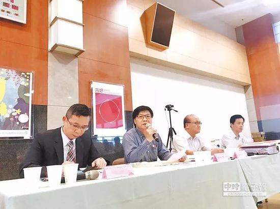 △台当局“教育部长”叶俊荣（左二）及“次长”林腾蛟（左三）8月12日出席审议新课纲