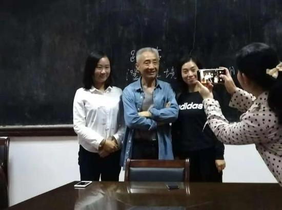 戴建业与学生合影&nbsp; &nbsp;曹梦婷 王嘉仪 图