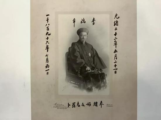 　　图为翻拍的克虏伯基金会收藏的李鸿章照片。这是甲午海战结束后，李鸿章在访问德国时赠予克虏伯工厂当时掌门人的照片。（新华社记者张远摄）