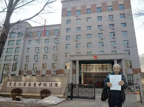  ▷ 秦光华站在农垦中院门口