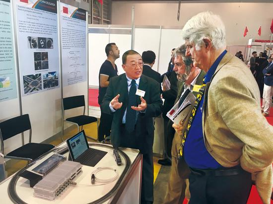 “高铁领跑者”贾利民是2017年度北京榜样，图为他向日内瓦国际发明展评委讲解高铁相关发明专利。 中共北京市委宣传部供图