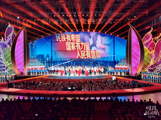  △这是庆祝澳门回归祖国20周年文艺晚会上的精彩一幕。