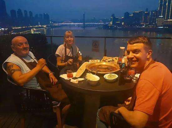 ▲一家三口在中国旅行（图片来源：司徒建国微信公众号）