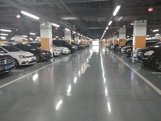 王府井金街停车场内共享车位停满车辆。周明杰摄