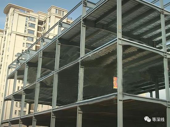 网友公布的照片显示，前侧大致18米大跨度的横梁为高度是立柱一倍的H型钢。初始结构只有3层。业内人士一看该图，脱口而出：“这只是一个普通的厂房结构，无法巨量承重的！” （注：此图系在原视频中做图像加强处理而成） &nbsp;《等深线》记者 程维 制图