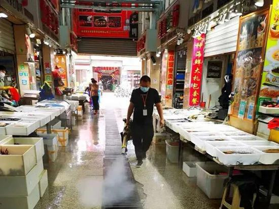 五龙口海鲜市场每天进行消杀处理