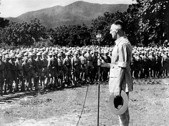  （图为史迪威向中国驻印军官兵发表讲话）