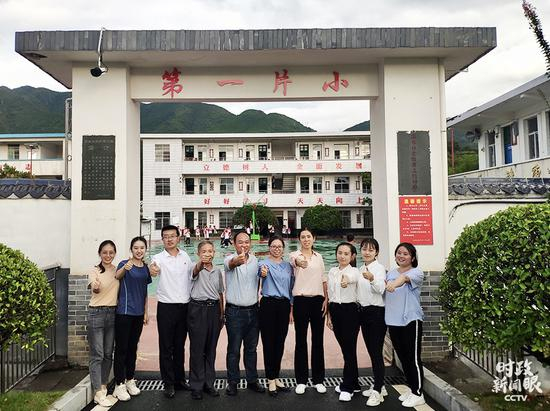 △文明瑶族乡第一片小学全体教职工合影（总台央视记者赵化提供）
