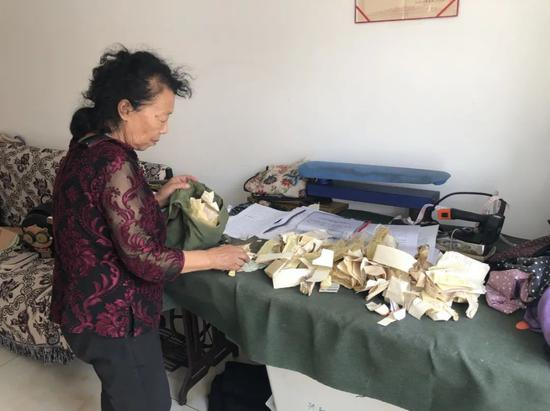  二十多年间，为了给儿子讨说法，韩杰存下的车票装满书包。&nbsp;新京报记者&nbsp;王翀鹏程&nbsp;摄