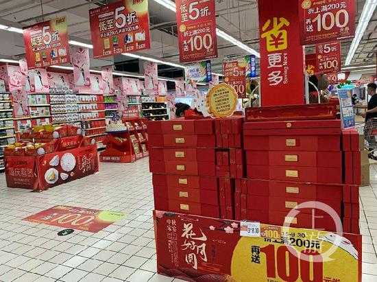 ▲9月25日，北京通州家乐福店内摆放的李子柒品牌月饼。图片来源/微信公众号“北青社区报通州版”