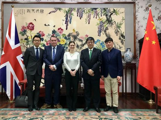 2020年1月20日，英国大都会警察局来中国驻英使馆商谈文物返还事。（中国驻英使馆文化处提供）