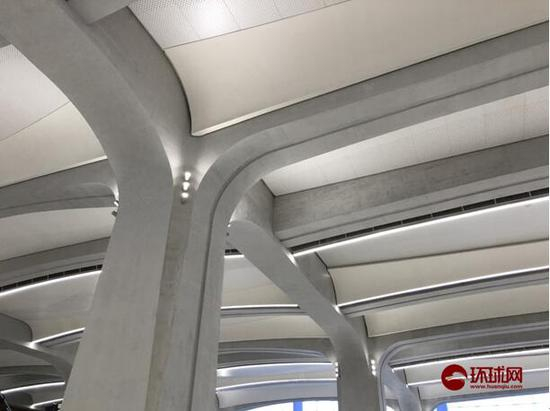 站房大厅的清水混凝土柱和屋顶的装配式吸音墙