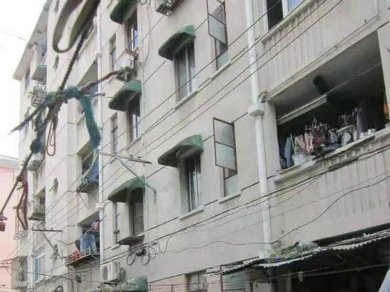 图说：房屋外立面、屋顶、楼道等存在不同程度破损。宜川路街道供图（下同）