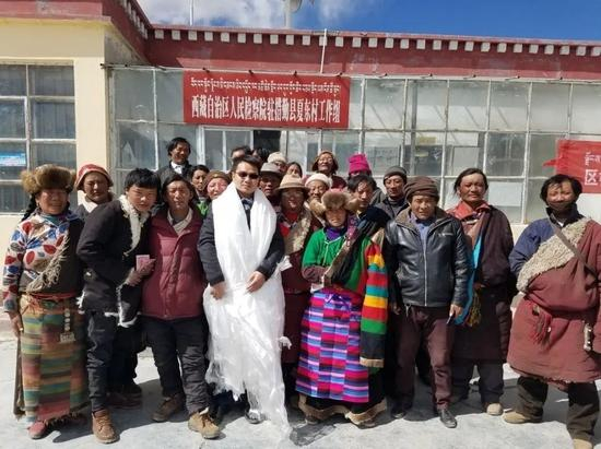 牧民为李显辉献哈达