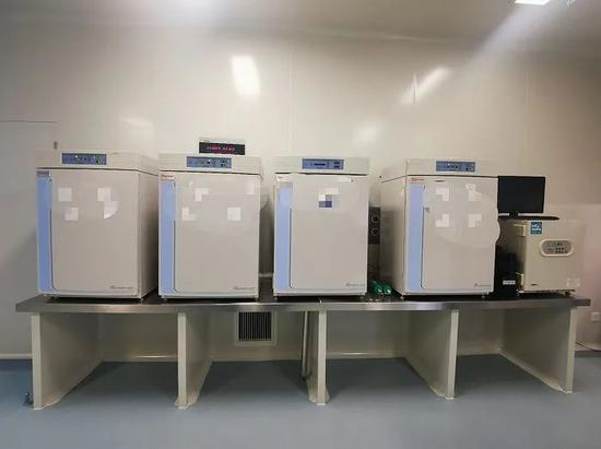  负责保存新鲜胚胎的较大型仪器&nbsp;图片摄于四川省妇幼保健院 图片来源：界面新闻