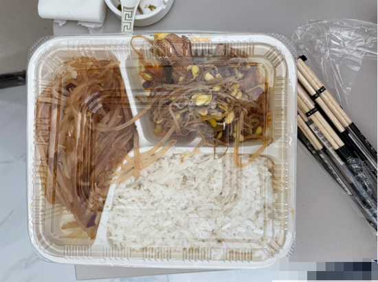 △&nbsp;庄女士发布在社交平台上的照片显示，政府提供的免费午餐包括炒豆芽、萝卜丝和米饭。（受访者提供）