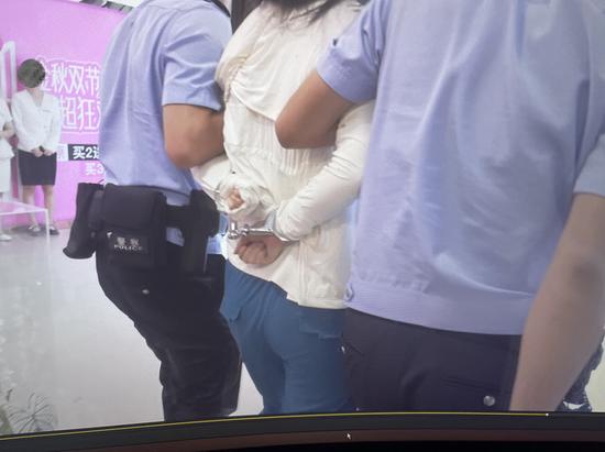 医美后脸肿变形美容院维权被铐走人身检查 要个道歉有多难?(图3)