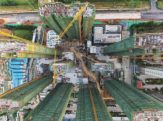 2022年7月31日,武汉,被称为“最高学历楼盘”的绿地光谷星河绘项目工地烂尾停工。图/视觉中国