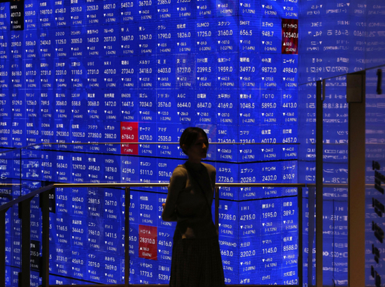 3月3日在日本东京拍摄的电子股指显示屏 图：新华社/法新