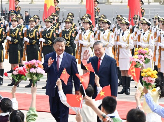 4月15日上午，中共中央总书记、国家主席习近平在北京人民大会堂同来华进行国事访问的越共中央总书记、国家主席苏林举行会谈。这是会谈前，习近平在人民大会堂东门外广场为苏林举行欢迎仪式。新华社记者 申宏 摄
