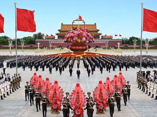 9月30日上午，党和国家领导人习近平、李强、赵乐际、王沪宁、蔡奇、丁薛祥、李希、韩正等来到北京天安门广场，出席烈士纪念日向人民英雄敬献花篮仪式。新华社记者 谢环驰 摄