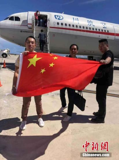 受超级台风“玉兔”损毁严重一度关闭的美国塞班国际机场于当地时间10月28日起恢复开放。中方飞机搭载着中国乘客顺利起飞离开塞班岛。中新社发 钟欣 摄