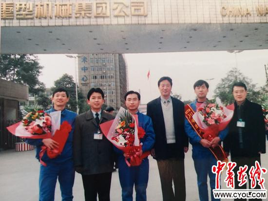 年轻时的龙小平（右二） 受访者 供图