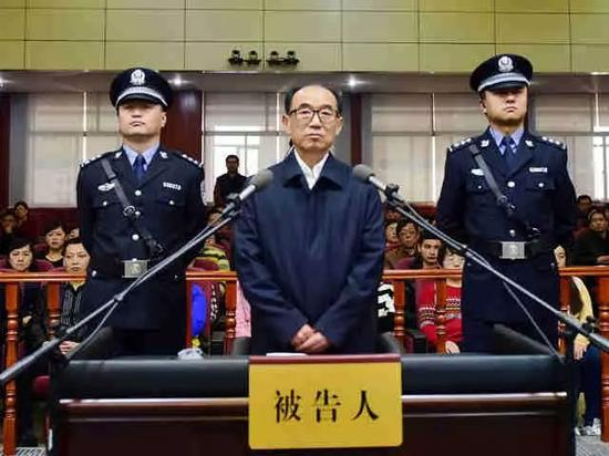 栗智（中）受审